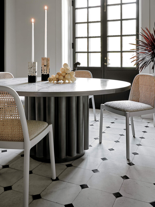 round dining table