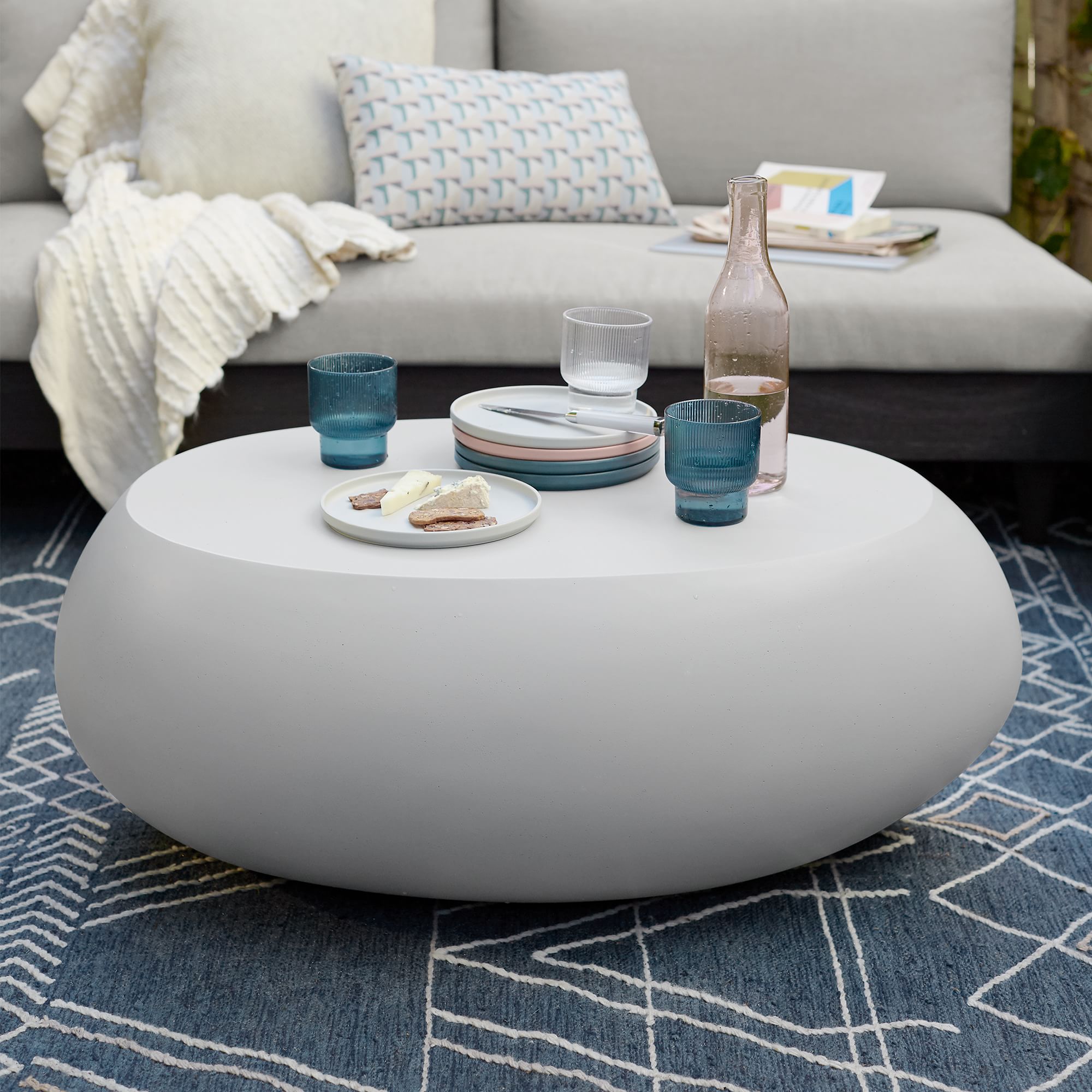 round outdoor coffee table